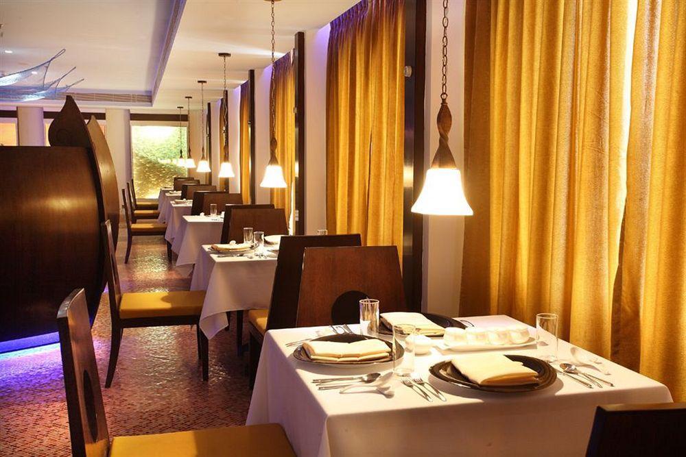 Radisson Blu Kochi Hotel Restaurant foto The interior of the restaurant