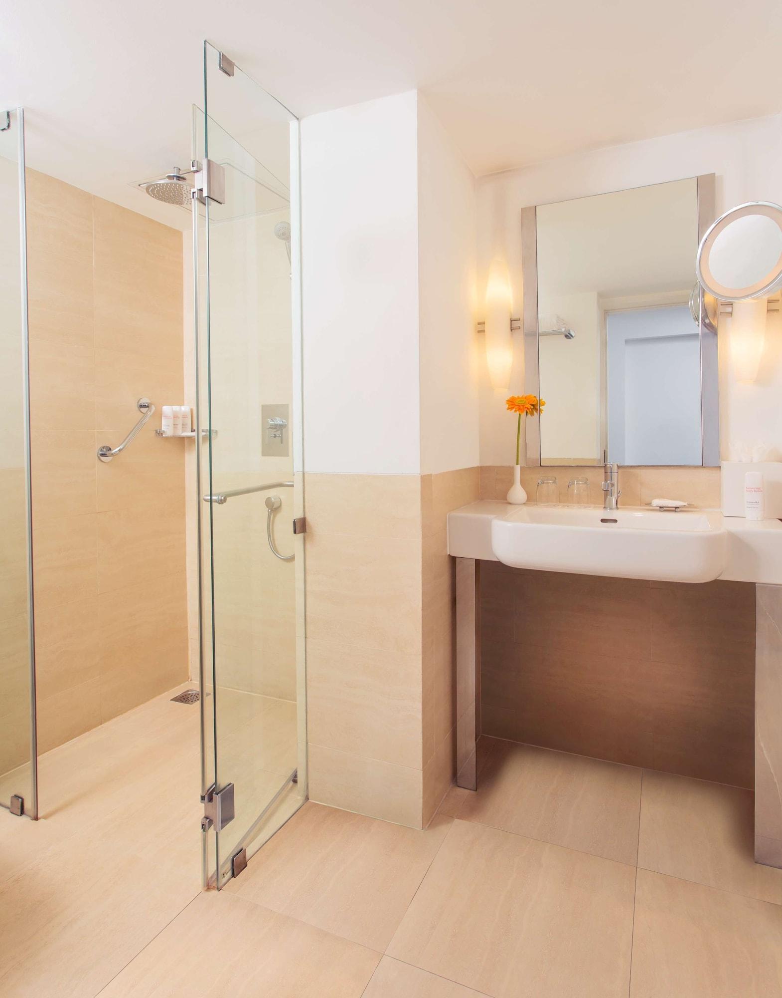 Radisson Blu Kochi Hotel Exterior foto A shower cubicle