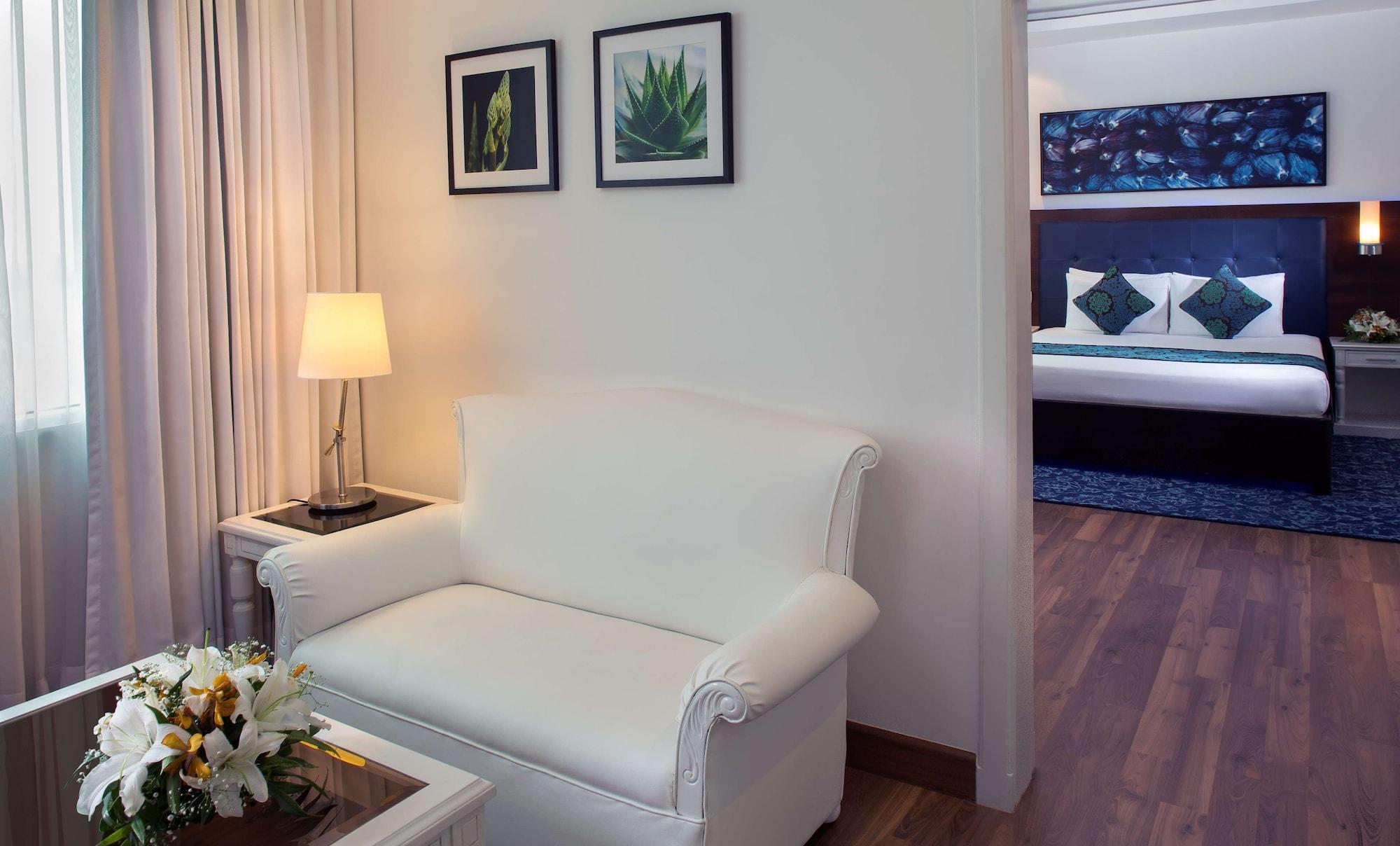 Radisson Blu Kochi Hotel Exterior foto A room at the hotel