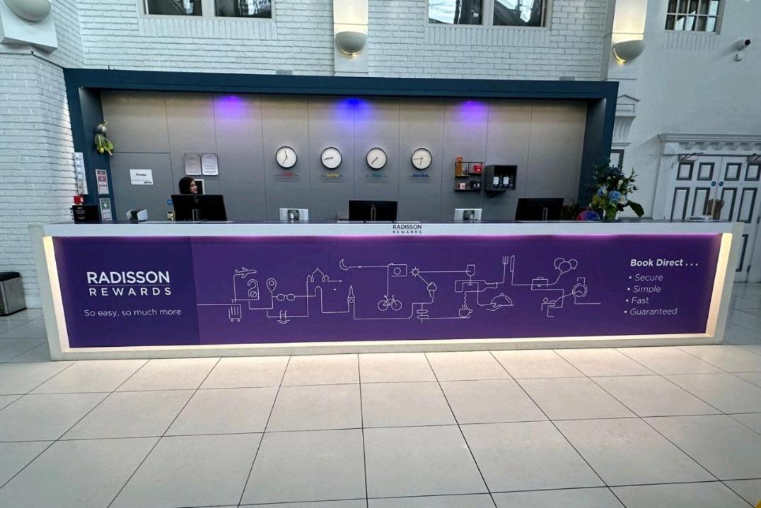 Radisson Blu Kochi Hotel Exterior foto The Radisson Rewards desk at the Radisson Blu Hotel, Brussels Airport