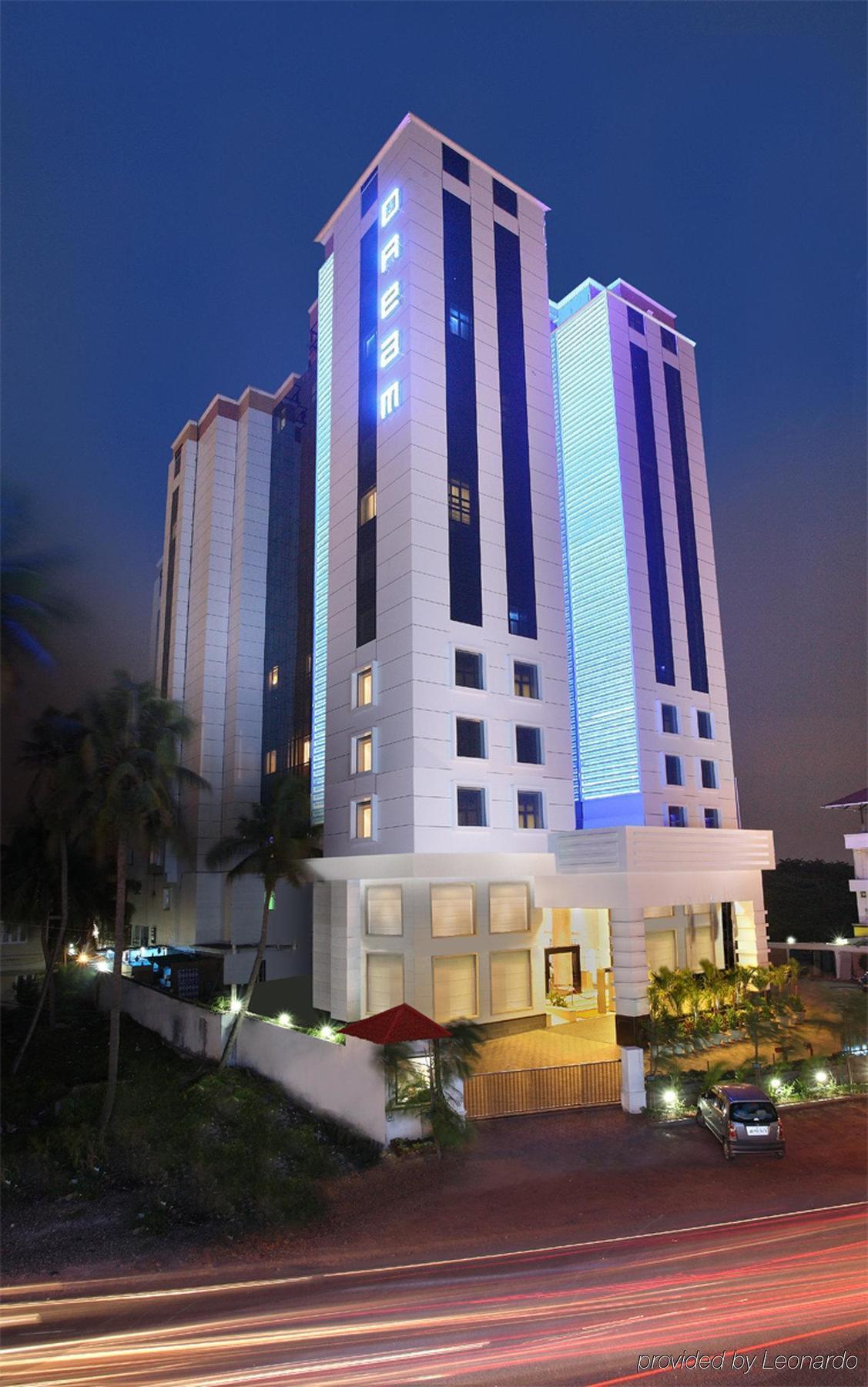 Radisson Blu Kochi Hotel Exterior foto The hotel at night