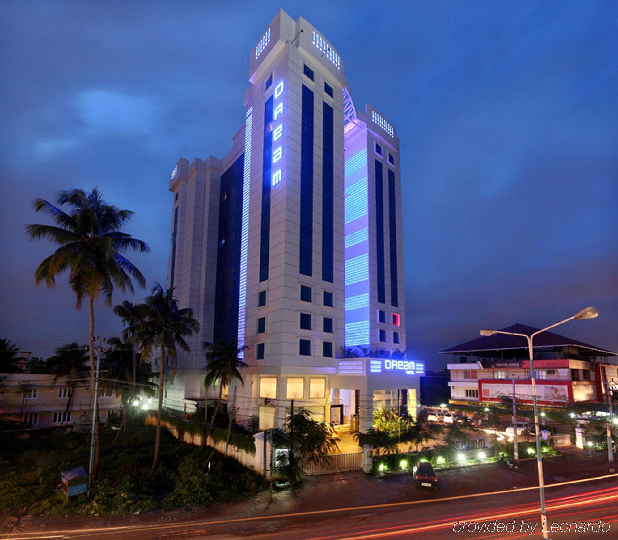 Radisson Blu Kochi Hotel Exterior foto The Orchid Hotel