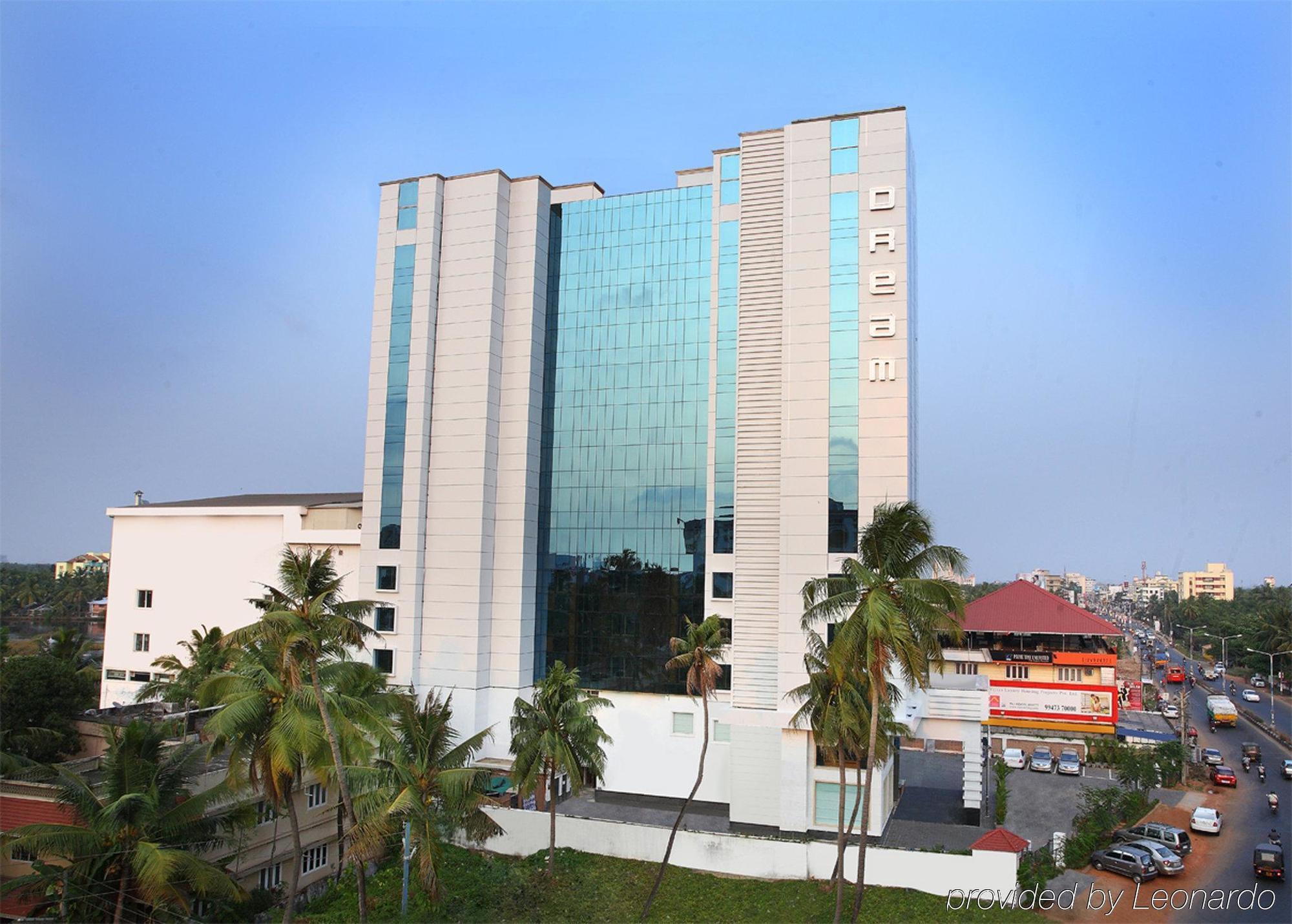 Radisson Blu Kochi Hotel Exterior foto The hotel in 2011