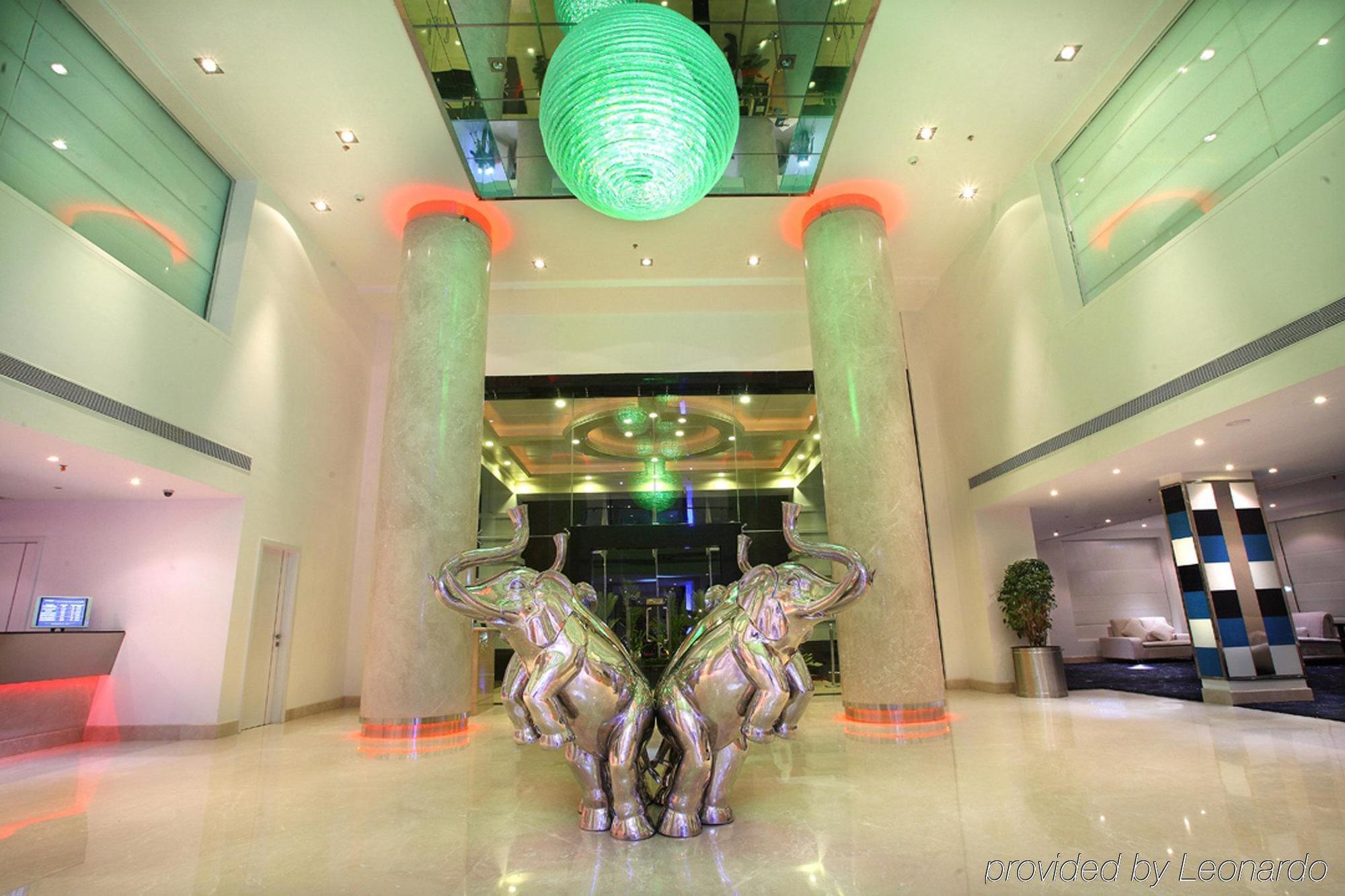 Radisson Blu Kochi Hotel Interior foto The lobby of the hotel