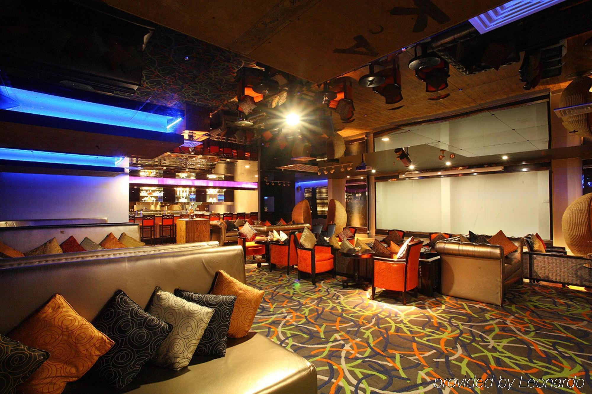Radisson Blu Kochi Hotel Interior foto The interior of the club