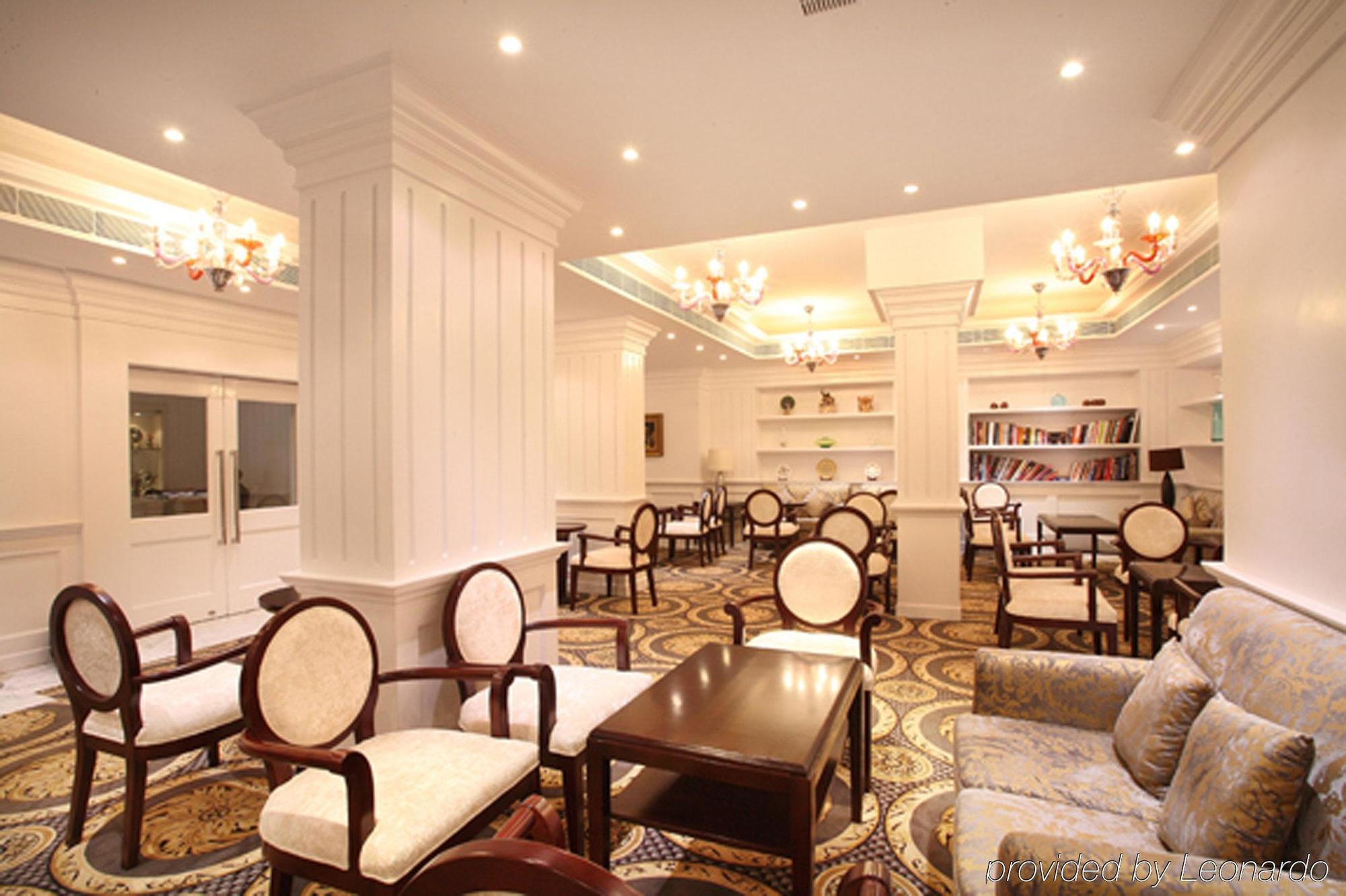 Radisson Blu Kochi Hotel Exterior foto The library at the hotel