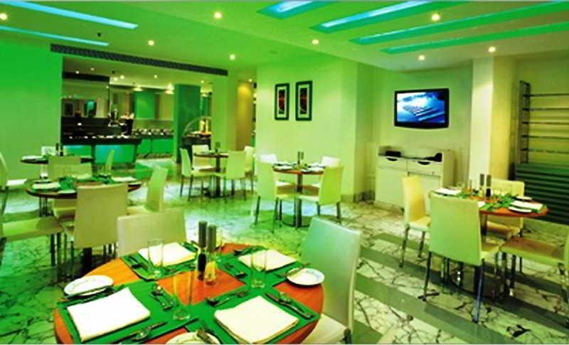 Radisson Blu Kochi Hotel Exterior foto The Green Restaurant