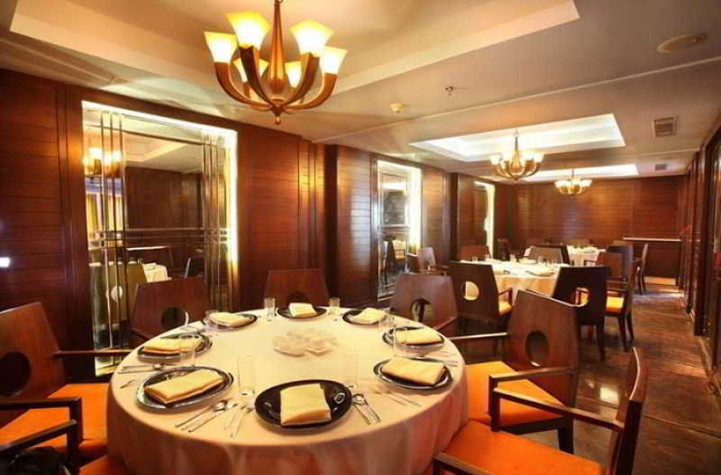 Radisson Blu Kochi Hotel Restaurant foto The interior of the restaurant