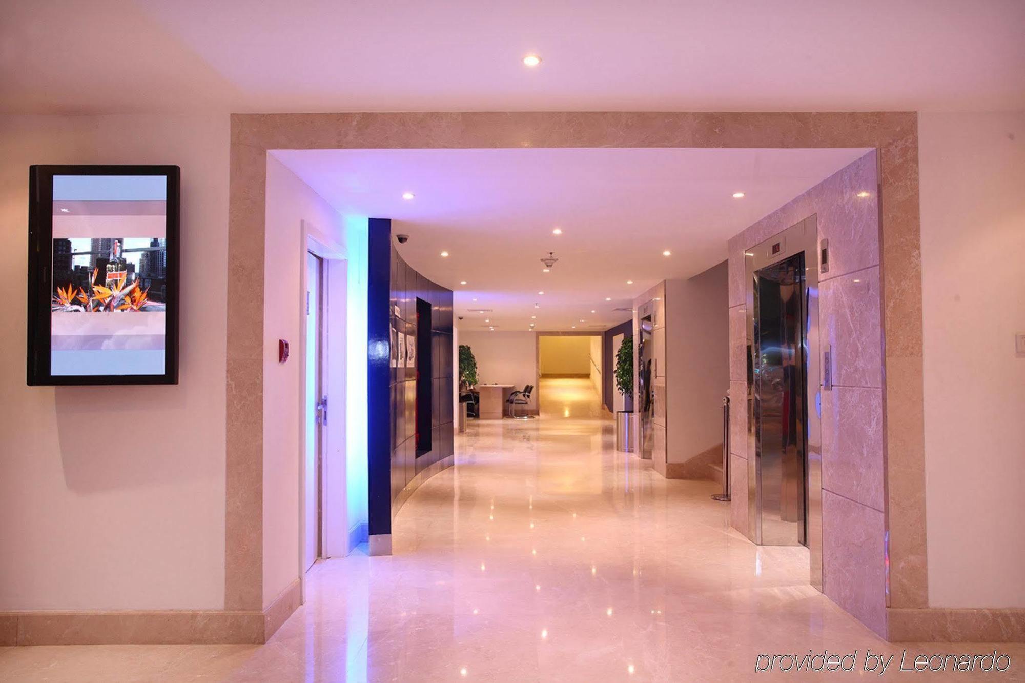 Radisson Blu Kochi Hotel Exterior foto The elevators