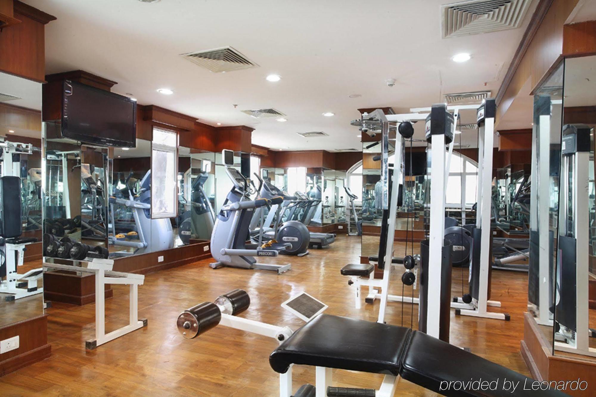 Radisson Blu Kochi Hotel Facilități foto The gym at the hotel