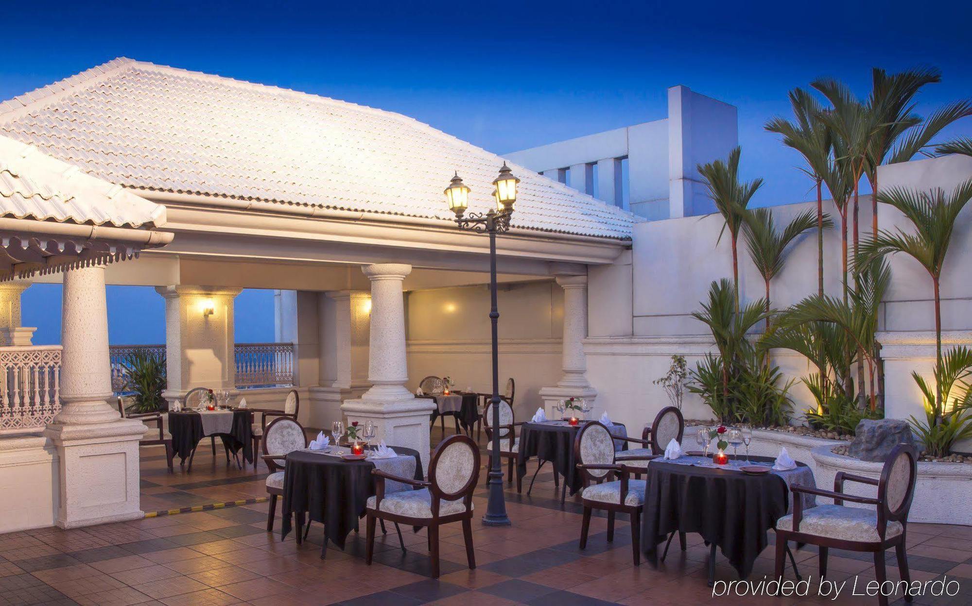 Radisson Blu Kochi Hotel Exterior foto The Terrace