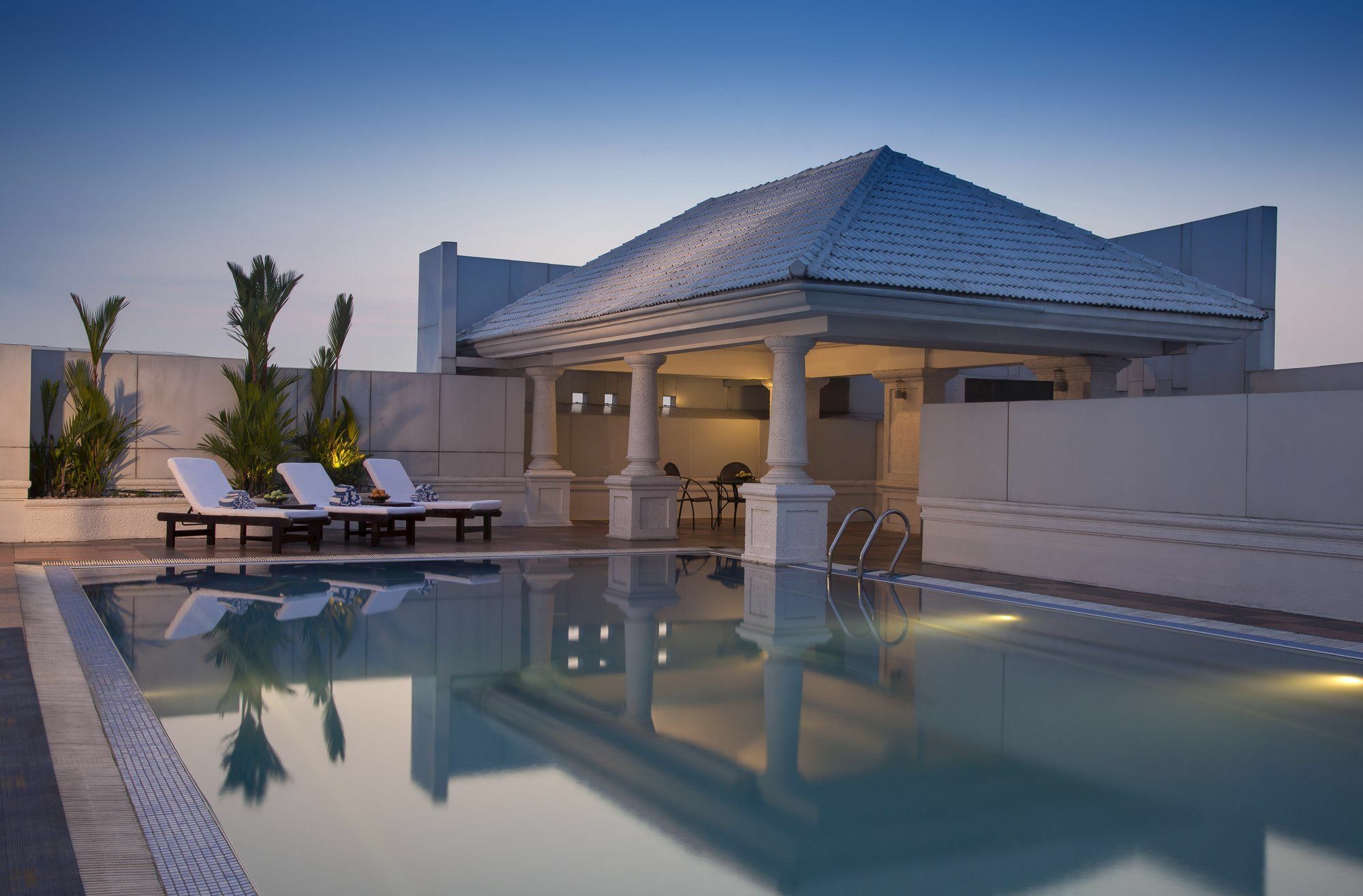 Radisson Blu Kochi Hotel Exterior foto The swimming pool at the hotel